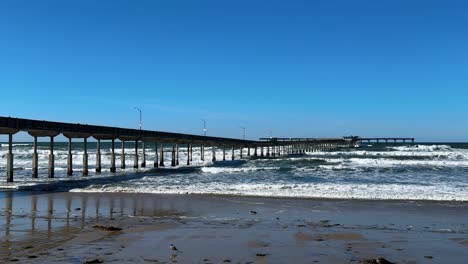 Ocean-Beach-Pier-Im-Süden-Von-Kalifornien-Während-Der-Springflut-Mit-Wellen,-Die-Auf-Den-Boden-Des-Piers-Treffen