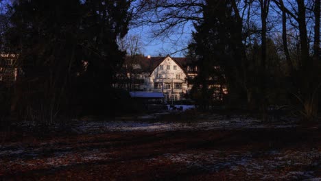 Geheimnisvolles-Bilderberg-Hotel-In-Abgelegenen-Wäldern-Im-Winter-Mit-Schnee