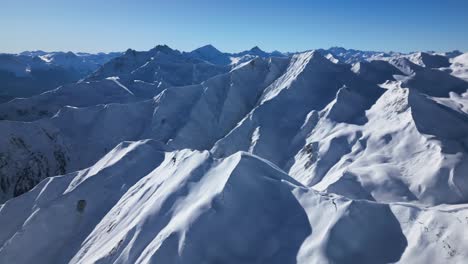 Hermosa-Vista-Panorámica-Sobre-Las-Montañas-Cubiertas-De-Nieve