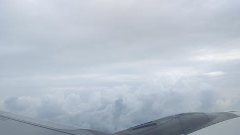 Die-Tragfläche-Eines-Passagierflugzeugs,-Das-Hoch-In-Den-Himmel-Fliegt,-Mit-Wolken---Ein-Bewölkter-Himmel
