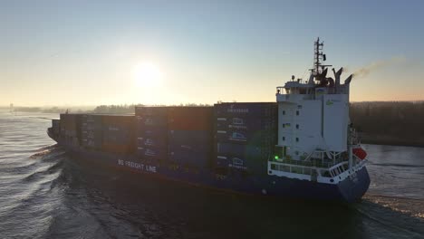 Gran-Barco-Equipado-Con-Instalación-De-Reducción-De-Emisiones-Navegando-Sobre-El-Río-Oude-Maas-Durante-El-Amanecer