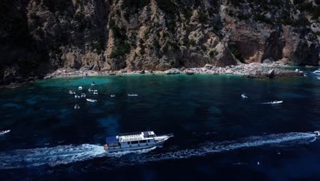 Touristenboot-Enthüllt-Einen-überfüllten-Strand-Auf-Sardinien