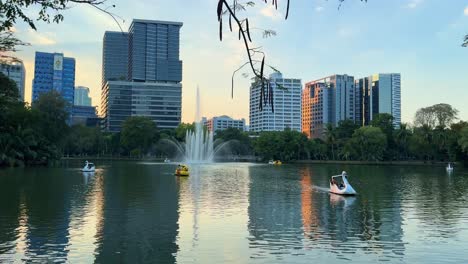 Lago-Recreativo-Del-Parque-Lumpini,-Turistas-Y-Lugareños-Disfrutan-De-Un-Bote-De-Remos