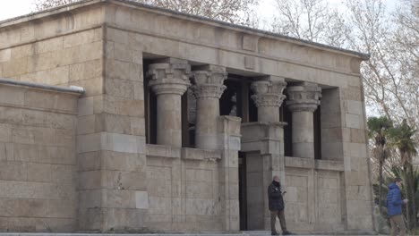 Eingang-Zum-Tempel-Von-Debod-Im-Zentrum-Von-Madrid.-Touristen-Betrachten-Spanisches-Erbe-Aus-Ägypten