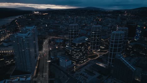 Centro-Con-Modernas-Oficinas-Comerciales-Y-Casas-De-Apartamentos-Por-La-Noche---Vista-Aérea-De-Drones