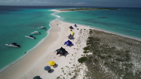 Impresionante-Vista-Aérea-Idílica-Isla-Caribeña,-Vacaciones-Inolvidables.