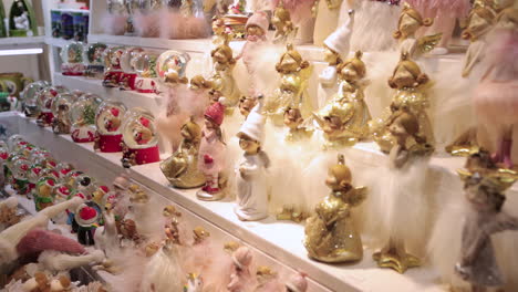 Puppen,-Schneekugeln-Und-Andere-Waren-Auf-Dem-Display-In-Budapest-Weihnachtsmarkt