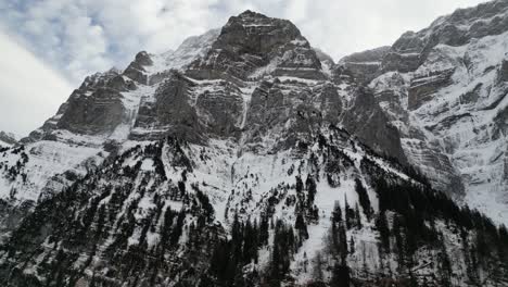 Klöntalersee,-Schweiz,-Glarus,-Nebelige-Wolken-Ziehen-über-Eisigen-Gipfel,-Während-Die-Kamera-Seitwärts-Gleitet