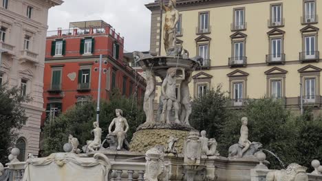 Neptunbrunnen-Mit-Nymphen-Und-Tritonen,-Municipio-Platz,-Berühmtes-Italienisches-Denkmal