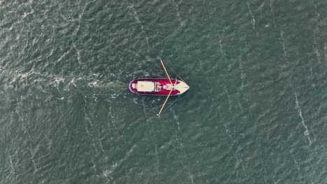 Drohnenaufnahme-Von-Oben-Eines-Fischerboots,-Das-Die-Netze-Durch-Das-Wasser-Zieht