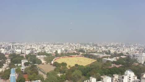 Rajkot-Kite-Festival-Luftaufnahme-Einer-Drohne-Mit-Einer-Drohnenkamera,-Die-Sich-Vorwärts-Bewegt,-Wo-Verschiedene-Arten-Großer-Drachen-Fliegen