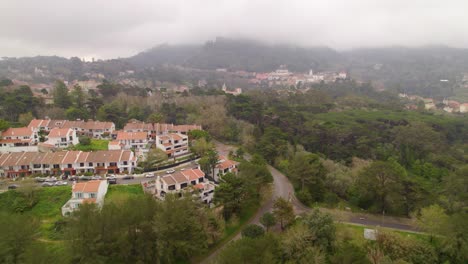 Luftaufnahme-Der-Nebligen-Hügel-In-Sintra,-Portugal-Im-Winter