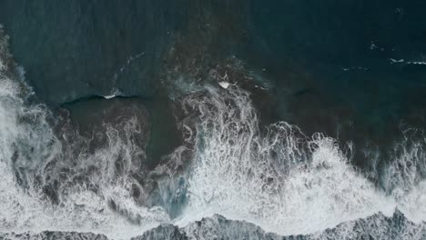 Ocean-waves-breaking-on-the-beach.-Aerial-view