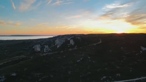 Luftaufnahme-Von-Weinbergen-In-Einem-Bergtal-In-Frankreich-Bei-Sonnenaufgang