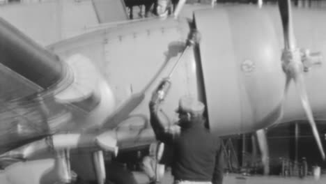 Arbeiter-Reparieren-In-Den-1930er-Jahren-Einen-Flugzeug-Kolbenmotor-In-Einem-Flughafenhangar