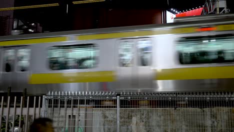 Tren-Jr-Chuo-Pasando-Por-Un-Carril-Elevado-En-Shinjuku-Por-La-Noche