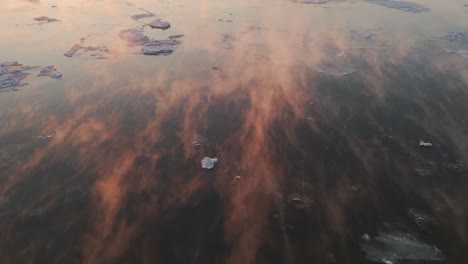 Toma-De-Seguimiento-Cinematográfica-De-Nubes-Doradas-Moviéndose-A-Través-Del-Mar-Abierto-Durante-La-Puesta-De-Sol,-Alaska.