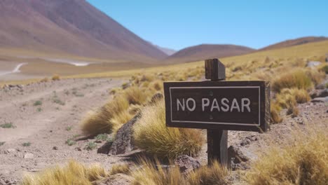 Prohibido-El-Paso-A-Un-Cartel-De-Madera-En-Una-Montaña-Sudamericana-En-El-Desierto