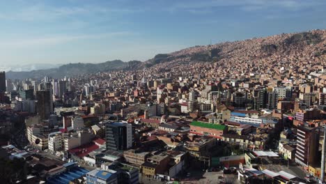 Los-Teleféricos-Se-Deslizan-Mientras-El-Aire-Se-Eleva-Sobre-El-Horizonte-De-Oruro,-Bolivia.