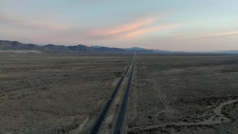 Autopista-93-En-Arizona-Con-Paisaje-Desértico-Y-Montañas-A-Lo-Lejos-Con-Video-De-Drones-Moviéndose-En-Círculo