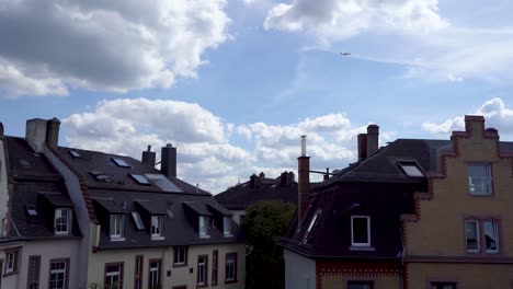 Horizonte-Urbano-Con-Nubes-Dinámicas-Moviéndose-Sobre-Edificios-De-Estilo-Europeo,-Luz-Del-Día,-Timelapse