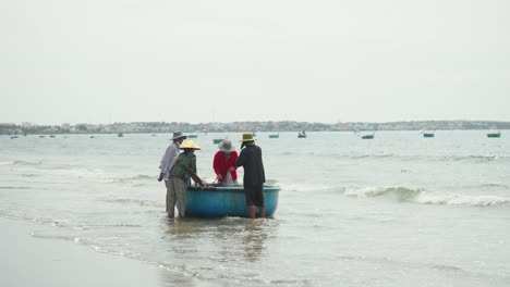 Un-Grupo-De-Pescadores-Están-Pujando-Por-Una-Captura-Fresca-De-Pescado-Recién-Capturado-En-Alta-Mar