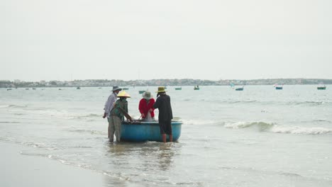 Eine-Gruppe-Von-Fischern-Bietet-Für-Einen-Frischen-Fang-Von-Fisch,-Der-Gerade-Vor-Der-Küste-Gefangen-Wurde