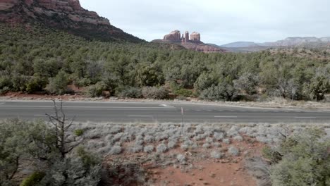 Red-Rock-Mountains-Und-Buttes-In-Sedona,-Arizona-Mit-Drohnenvideo,-Das-Sich-Seitlich-Aus-Nächster-Nähe-Bewegt