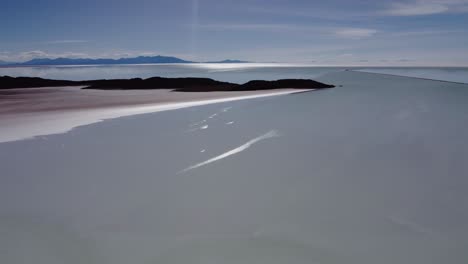 Rotating-aerial-reveals-vastness-of-Uyuni-Salt-Lake,-Bolivia-altiplano