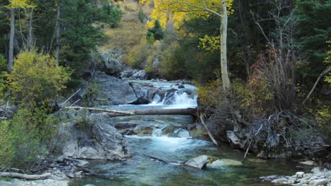 Marmorkristallmühle-Colorado-Landschaftlich-Reizvoll-Luftbild-Drohne-Kino-Herbst-Südliches-Colorado-Später-Nachmittag-Sonnenuntergang-Bewölkt-Schattig-Umgestürzter-Baum-Landschaft-Vorwärtsbewegung-Den-Fluss-Hinauf
