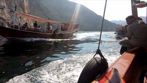 Turistas-Que-Viajan-En-Barcos-En-El-Mar-Arábigo,-Delfines-Mirando-Musandam,-Sultanato-De-Omán