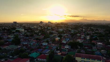 Philippinische-Stadtlandschaft,-Beleuchtung-Durch-Goldene-Sonne-Am-Abend