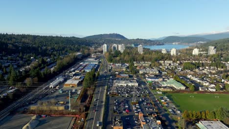 Flug-über-Dem-Barnet-Highway-An-Der-Grenze-Von-Port-Moody-Und-Coquitlam-In-BC,-Kanada