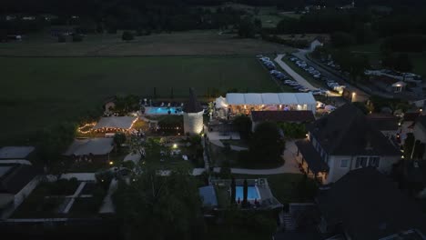 Vista-Aérea-De-La-Pintoresca-Fiesta-De-Bodas-Desde-Arriba-Del-Lujoso-Jardín-En-Lyon,-Francia.