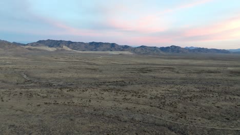 Arizona-desert-landscape-with-mountains-in-the-distance-and-drone-video-moving-in