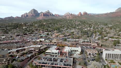 Innenstadt-Von-Sedona,-Arizona-Mit-Drohnenvideo,-Weitwinkelaufnahme-Einer-Seitlichen-Bewegung