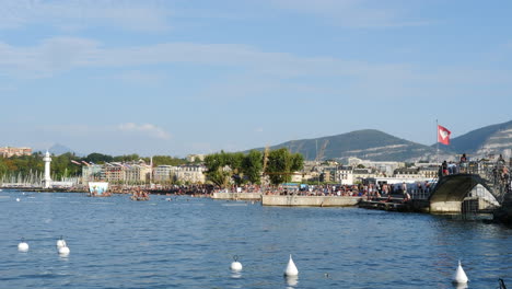 Menschenmenge-Genießt-Bains-Des-Pâquis-Beliebte-öffentliche-Badehäuser-Am-Genfer-See-Uferpier