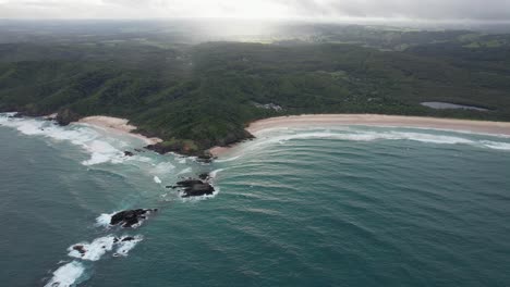 Panoramablick-über-Kings-Beach-Und-Broken-Head-Beach,-Byron-Bay,-NSW,-Australien-–-Drohnenaufnahme