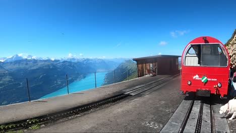 Suiza,-Lago-Brienz,-23-De-Enero-De-2024:-Caminata-Turística-Pastizales,-Montañas,-Valles-Y-Prados-Del-Lago-Brienz-En-Suiza