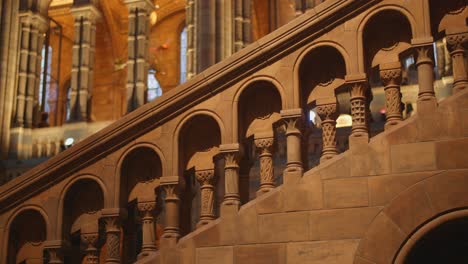 Filmische-Aufnahme-Eines-Innendetails-Der-Treppe-Der-Hintze-Hall-Im-Natural-History-Museum-In-England