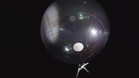 Luftballontänzerin-Bei-Einer-Veranstaltung-Mit-Schwarzem-Hintergrund
