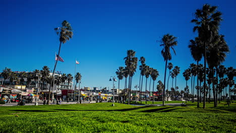Timelapse-of-people-at-the-Venice-beach-Boardwalk,-sunny-day-in-Los-Angeles,-USA