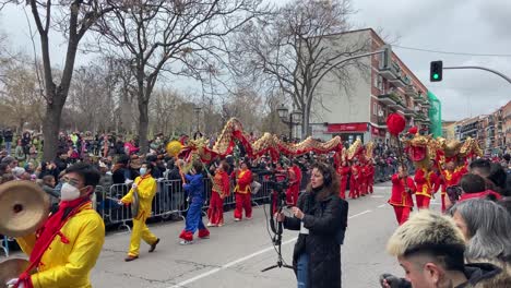Chinesische-Neujahrsparade-Auf-Der-Straße-Mit-Als-Rote-Drachen-Verkleideten-Menschen