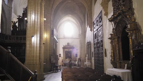 Vista-Interior-De-La-Iglesia-Con-Asientos-En-La-Iglesia-De-Santa-María.