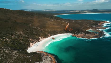 Luftaufnahme-Eines-Kleinen-Strandes-In-Der-Two-People-Bay,-In-Der-Nähe-Der-Stadt-Albany-Im-Westen-Australiens-An-Einem-Sonnigen-Tag-Mit-Wenigen-Wolken-Am-Himmel