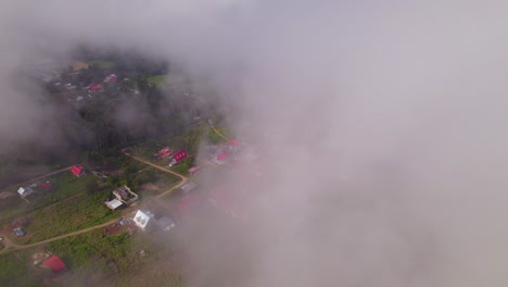 órbita-Disparada-A-Través-De-Nubes-Blancas-Sobre-La-Ciudad-De-Oxapampa-Al-Amanecer-épico,-Perú