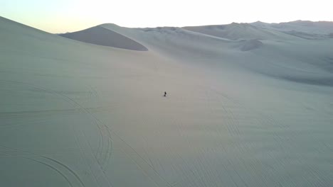 Gente-Del-Desierto-De-Atacama-Aislada-Con-Dunas-De-Arena-Circundantes-En-Perú,-América-Del-Sur