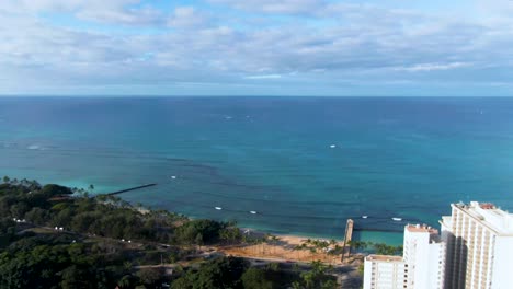 Vista-Aérea-De-La-Tierra-Al-Océano-En-La-Playa-De-Waikiki.