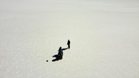 Luftumlaufbahnen-Motorrad-Und-Fahrer-Auf-Sechseckigem-Muster-Salzsee-In-Bolivien