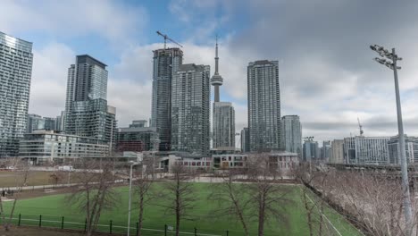 Fußballfeld-Vor-Der-Kulisse-Neuer-Hochhäuser-Und-Des-Berühmten-CN-Towers-In-Toronto,-Kanada